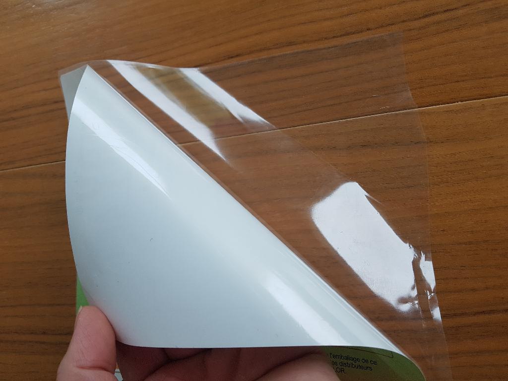 Kvadratna samolepilna etiketa sestavljena iz folij iz plastičnih mas.
Uporablja se za označevanje namembnosti in uporabe izdelka in je lahko različnih dimenzij.
Zgornja stran etikete je izdelana iz potiskane folije iz plastičnih mas, na kateri so navedene osnovne lastnosti in uporaba izdelka. Na spodnji strani je prozorna samolepilna folija iz plastičnih mas, ki se pred uporabo odstrani.