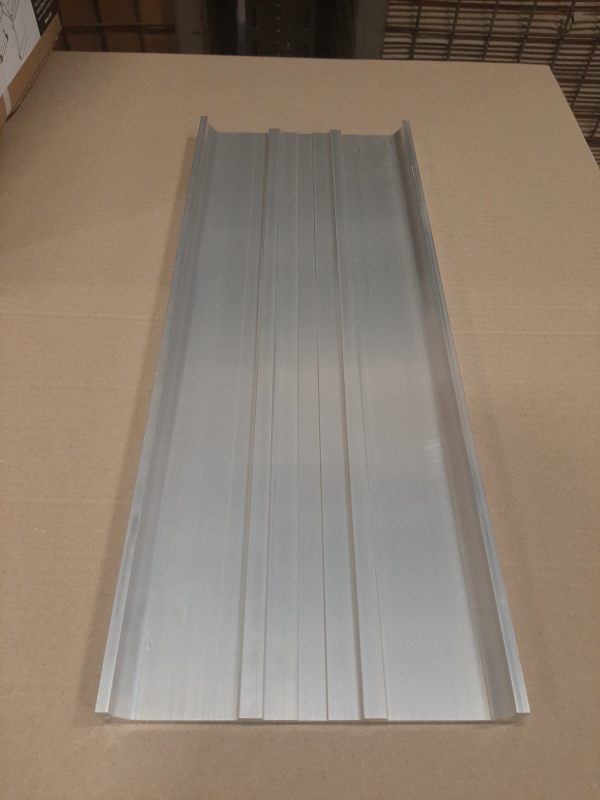 Profil iz aluminijeve zlitine z vsebnostjo magnezija 0,45-0,9 mas. % (standard AA 6063) z enakim prečnim prerezom po celotni dolžini. Dimenzije 180 x 471 x 20 mm. Izdelek ima utore različnih globin.
Profil se v nadaljnji obdelavi dodatno obdela in na koncu vgradi v rezalnik cevi.