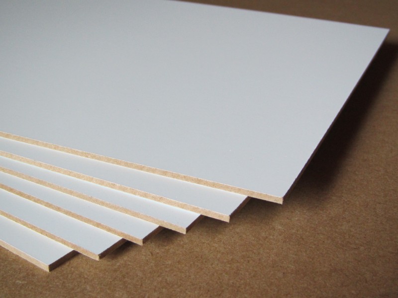 Vlaknene plošče srednje gostote (NDF) z debelino od 2,5 do 2,6 mm in dimenzij 1300 x 1100 mm so narejene iz stisnjenih lesnih vlaken. Obojestransko so prevlečene z melaminsko folijo.
Uporabljajo se v zahtevnih procesih kot podporne plošče v proizvodnji tiskanih vezij.
Gostota vlaknenih plošč je 0,98 g/cm3 (HDF). Melaminska folija je debela 150 mikrometrov.