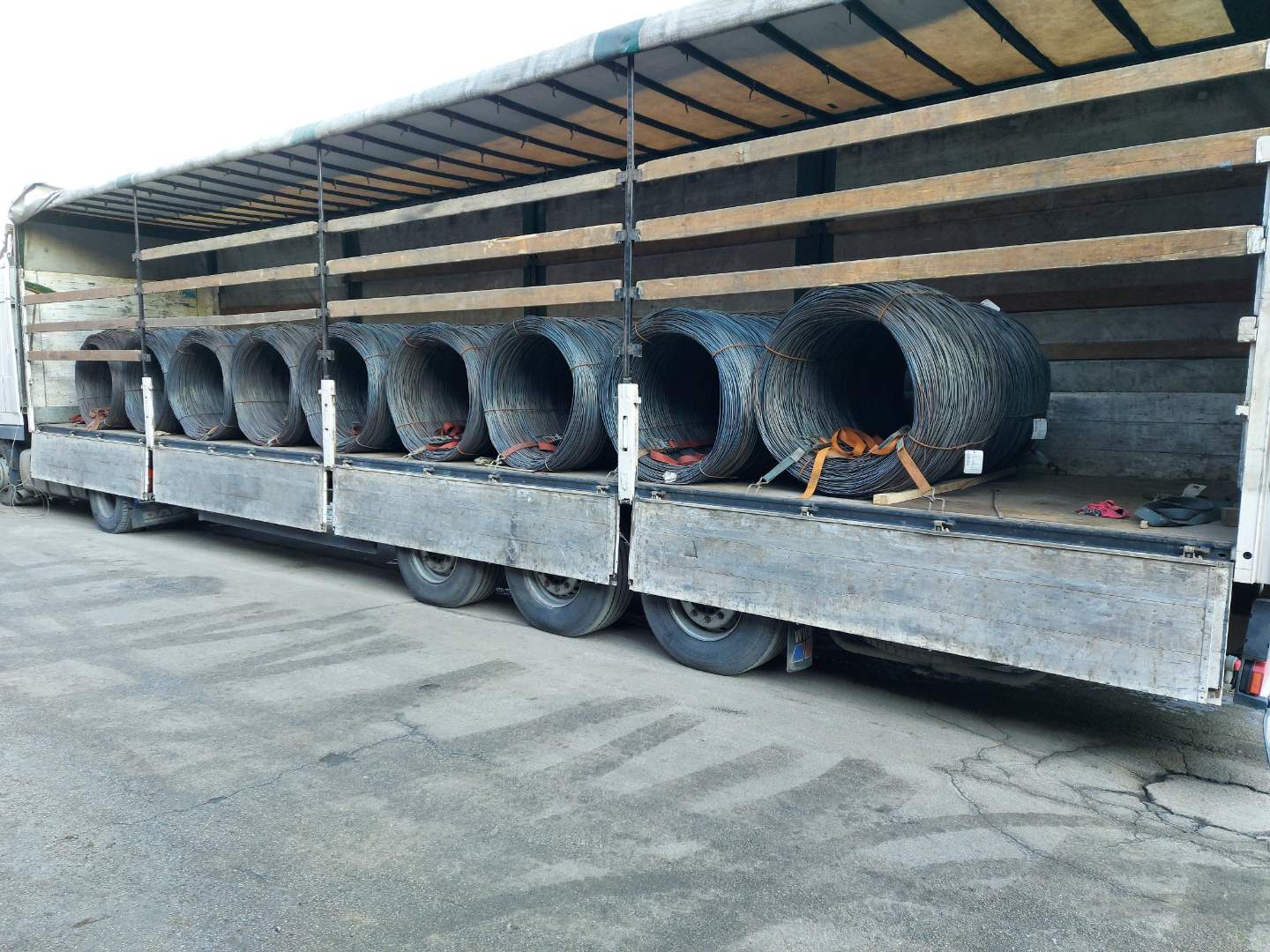Palice, iz nelegiranega jekla (standard USD 6 EJ), izdelane z vročim valjanjem, s polnim prečnim prerezom v obliki kroga s premerom 5,5 mm, v ohlapno navitih kolobarjih. Površina je gladka, brez zarez, žlebov ali razpok.
Uporabljajo se za izdelavo oplaščenih elektrod.
Sestava: železo, ogljik 0,07-0,09, silicij do 0,03, mangan 0,55-0,60, baker do 0,15, krom do 0,12, nikelj do 0,12 in aluminij do 0,03 mas. %.
