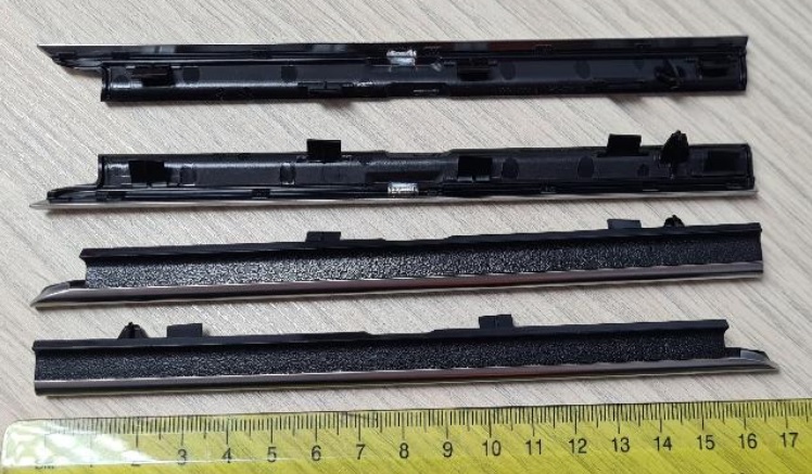 Dekorativni deli iz plastične mase v obliki nepravilnega podolgovatega pravokotnika s skupno dolžino 170 in širino 13 mm. Deli imajo v prečnem prerezu obliko črke S.
Uporabljajo se kot okvirji klimatske naprave na sprednjem delu armaturne plošče v avtomobilu.
Izdelani so iz akrilonitril-butadien-stirena (ABS) in polikarbonata, galvansko prevlečeni s sloji bakra (debeline 15 µm), niklja (7 µm) in kroma (0,3 µm).