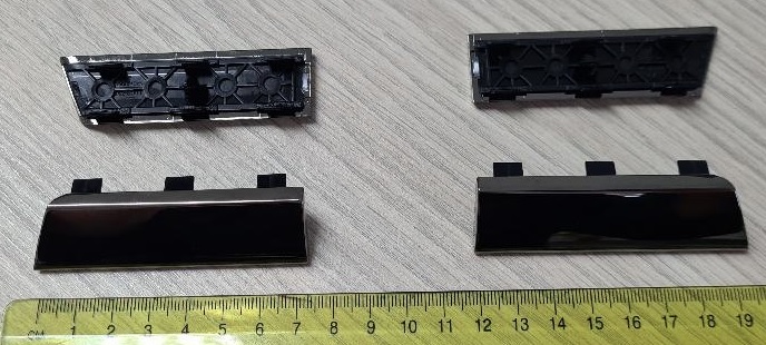 Dekorativni deli iz plastične mase z največjo dolžino 75.4, širino 20.7 in višino 19.8 mm, imajo obliko pravokotnega trapeza.
Uporabljajo se kot okvirji klimatske naprave na sprednjem delu armaturne plošče v avtomobilu.
Izdelani so iz akrilonitril-butadien-stirena (ABS) in polikarbonata, galvansko prevlečeni s sloji bakra (debeline 15 µm), niklja (7 µm) in kroma (0,3 µm).