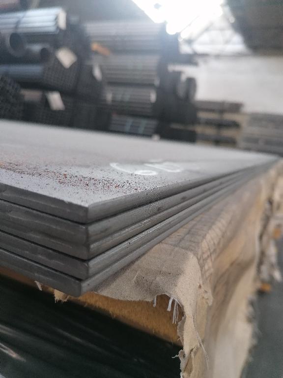 Pravokotne plošče izdelane z vročim valjanjem iz nelegiranega jekla (EN 10051:2012, EN 10111:2008). Dimenzije plošč so 1500x3000 mm in debelina 4,00 mm. Razmerje med debelino in širino je 0,0026. Plošče so površinsko obdelane z luženjem (dekapiranje). Robovi plošč so rahlo zaobljeni (odstranitev ostrega dela, ki nastane pri rezanju plošč).
Uporabljajo se za različne razreze (avtogene, laserske, vodne, mehanske), upogibanja in oblikovanja, varjenja predvsem v pohištveni industriji, v različni kovinski predelavi, gradbeništvu, transportu, ipd.
Sestava: železo, ogljik 0,07, mangan 0,38, silicij 0,009, aluminij 0,030, krom 0,03, baker, 0,05, nikelj 0,02, molibden 0,004, titan 0,001 in vanadij 0,001 mas. %. CEV je 0,15.
Pakirane so v snope, ki so fiksirani z železnim trakom, zavite v plastično folijo ali povoščen papir. Lahko so pakirane v pločevinski ovoj, ki služi kot zaščita pred udarci.