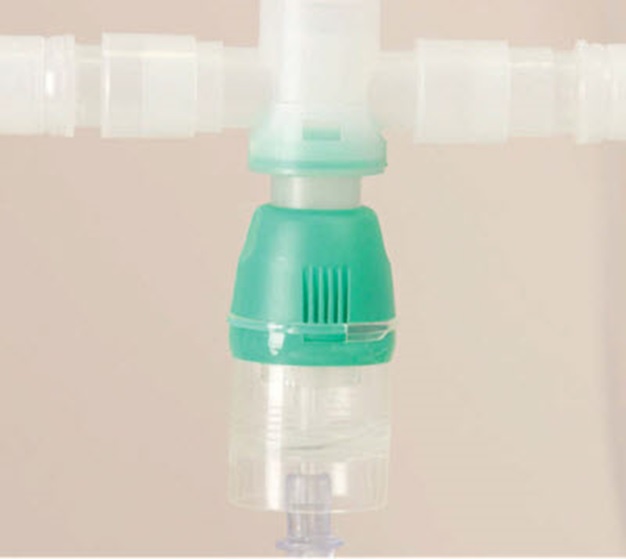 Medicinski pripomoček v obliki kompleta sestavljenega iz:
•	razpršilnika ('nebulizerja') v obliki črke 'T' izdelan iz plastične mase. Na obeh krajnih straneh se nahajata 22 mm priključka (za cev dihalnega aparata) in na spodnjem delu se nahaja posodica z razpršilnikom, v katero se nalije tekočina ter priključek na vir kisika in
•	cevke dolžine 1,8 m iz plastične mase s priborom.
Uporablja se kot pribor dihalnega aparata (mehanskega ventilatorja), za izvajanje aerosolne terapije.
Bistveni del kompleta predstavlja razpršilnik ('nebulizer').
Komplet je pakiran v sterilno plastično embalažo.