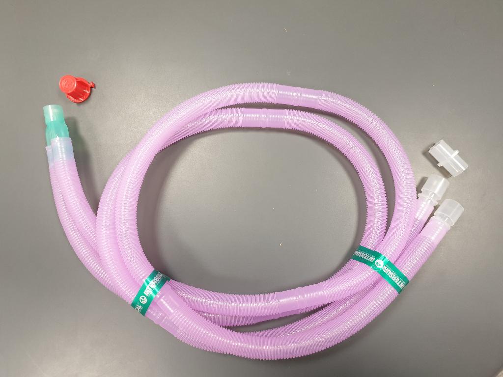 Izdelek iz plastične mase (polipropilena), sestavljen  iz dveh rebrastih cevi ( dolžine 1,6 m in  premera 22 mm) s konektorji. Cevi sta na eni strani združeni s plastičnim trikrakim spojnim elementom (v obliki črke 'Y'), ki ima na vrhu nameščen plastičen pokrovček. V eno cev je dodatno vstavljen še en plastični konektor.
Uporablja se kot medicinski pripomoček z mehanskimi ventilatorji in predstavlja njihov pribor. Izdelek je namenjen za enkratno medicinsko uporabo.