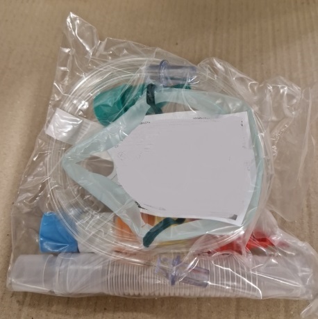 Medicinski pripomoček, pribor dihalnega aparata – v obliki kompleta sestavljenega iz:
•	ene plastične obrazne maske (polipropilen) s krajšo plastično rebrasto cevjo premera 22 mm, 
•	pet »venturi« ventilov različnih barv (za različne koncentracije kisika) in 
•	plastične povezovalne cevi (premer 6 mm in dolžine 1,8 m) s priborom za priklop na kisikov dihalni aparat. 

Maska je opremljena z elastičnim trakom za namestitev na glavo.
Uporablja se za kisikoterapijo.

Bistveni del kompleta predstavlja maska, ki je tudi pribor naprave za kisikoterapijo.