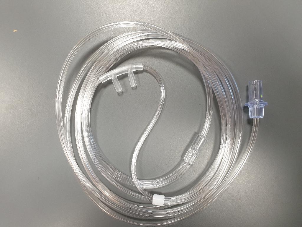 Nosna kanila sestavljena iz plastične, gibljive cevi (dolžine 1,8 m in zunanjega premera 4 mm) s priključkom. Cev je na eni strani razdeljena na dva kraka (dolžine 13 cm in zunanjega premera 3 mm), ki sta spojena z nosnim nastavkom.
Namesti se v/pod nos pacienta se uporablja za dovajanje dodatnega kisika ali povečanega pretoka zraka bolniku ali osebi, ki potrebuje pomoč pri dihanju. 
Prepozna se kot pribor naprave za izvajanje kisikoterapije. Namenjena je za enkratno medicinsko uporabo.