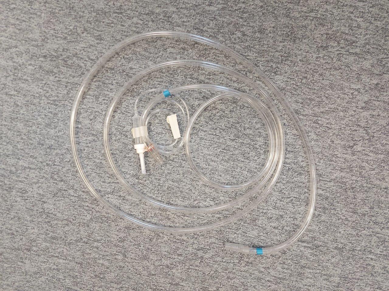 Komplet pripomočkov za avtotransfuzijo sestavljen iz:
•	Zbiralna posode iz trde plastike (volumen 3 L) z notranjim filtrom za izsesano tekočino/kri (150 μm), ki ima na zgornjem delu vakuumski priključek in tri priključke s filtrom ter na spodnjem delu priključek za izpraznitev. 
•	Plastična posoda za centrifugiranje (225 ml) z dvema notranjima komorama in tremi priključki.
•	Cevnim sistemom (prebodne konice, stiščki, konektorji; ) za povezavo med posodo za centrifugo in vrečkami.
•	Plastična vrečka za eritrocite (1 l).
•	Plastična vrečka za odpadno tekočino (10 l).
•	Plastična gibka cev s priključki za priklop na vakuumsko črpalko (povezava črpalka-rezervoar, z hidrofobnim filtrom) .
•	Aspiracijski in antikoagulacijski sistem sestavljen iz treh plastičnih gibkih cevi, ki so povezane s spojnico, prebodna konica, valjčne sponke, priključek za zbiralno posodo in sesalno kanilo/kateter).
Uporablja se na aparatu za avtotransfuzijo, za ločevanje ter povračilo bolnikovih lastnih eritrocitov med operativnimi posegi, kjer so predvidene velike izgube krvi (CABG, zamenjava zaklopke,
poškodbe, transplantacije, ortopedske in druge posege).

Bistveni del kompleta predstavljajo posode in cevni sistemi.
Komplet je pakiran skupaj v plastično embalažo.