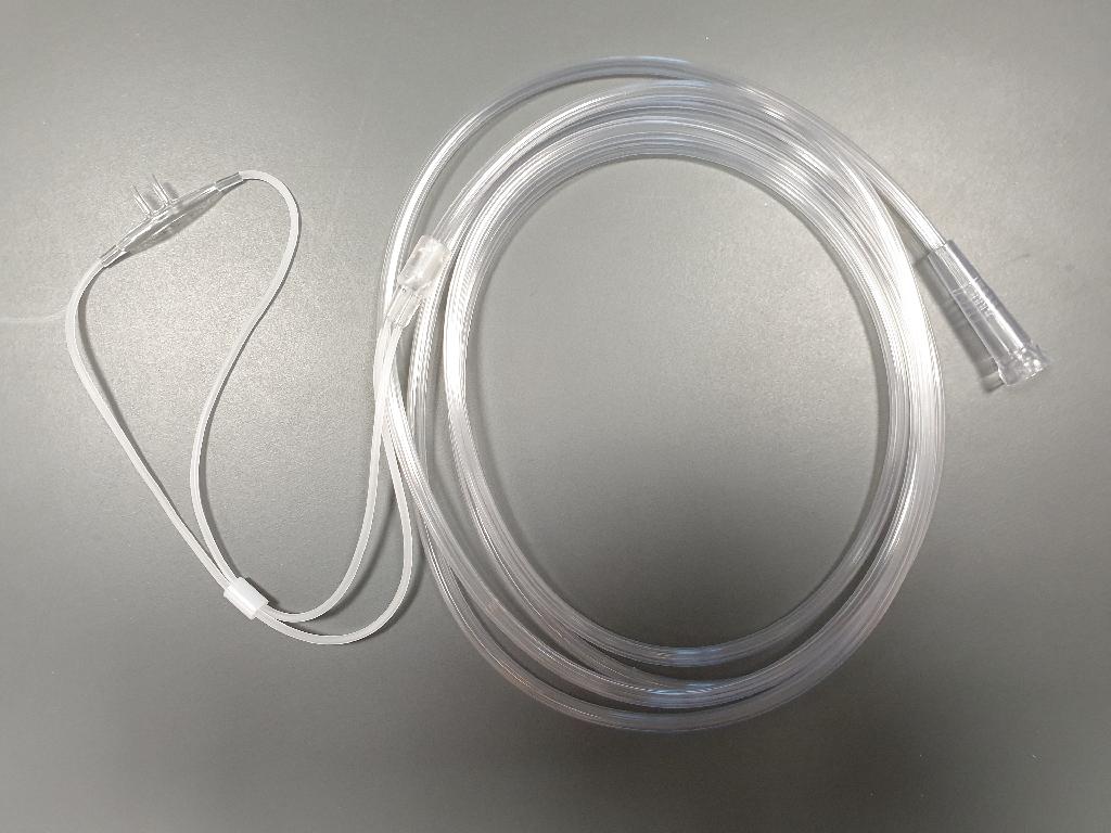 Nosna kanila sestavljena iz plastične, gibljive cevi različne dolžine (2-3 m) s priključkom. Cev je na eni strani razdeljena na dva kraka, ki sta spojena z nosnim nastavkom. Dolžina, premer cevi in oblika nosnega nastavka se razlikujejo glede na pacienta.
Namesti se v/pod nos pacienta se uporablja za dovajanje dodatnega kisika ali povečanega pretoka zraka bolniku ali osebi, ki potrebuje pomoč pri dihanju. 
Prepozna se kot pribor naprave za izvajanje kisikoterapije. Namenjena je za enkratno medicinsko uporabo.