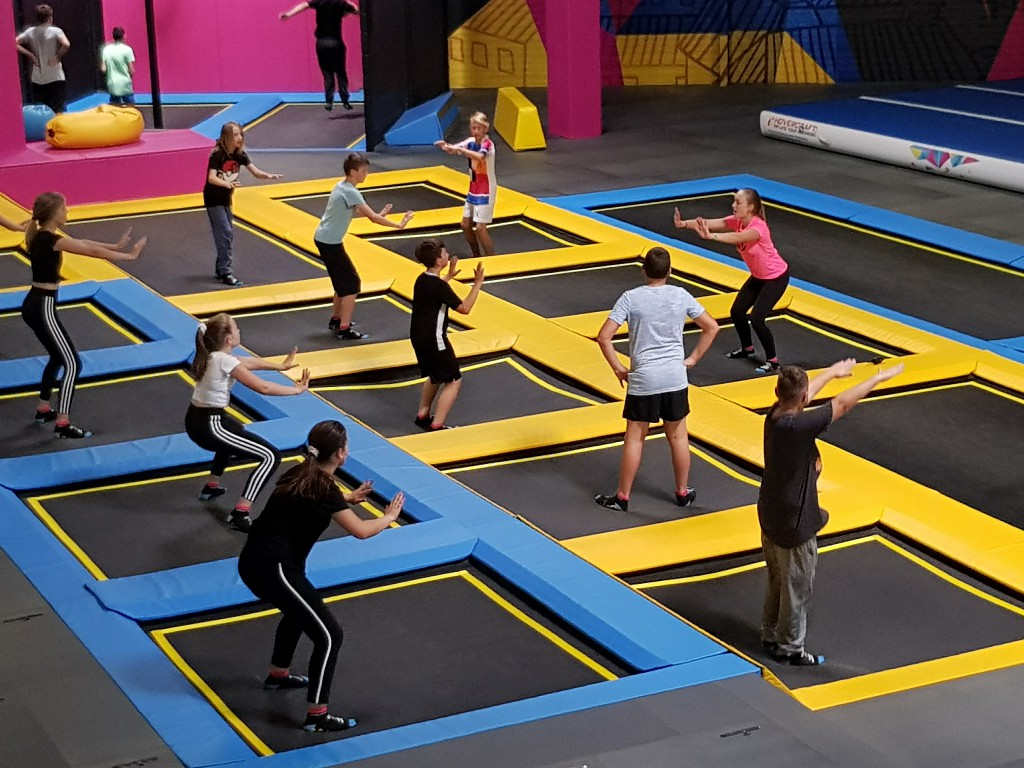 Skakalna ponjava za trampolin, izdelana iz dveh ločenih slojev, dimenzija je odvisna od velikosti trampolina, kamor se ponjava vgrajuje. 
Spodnji sloj ponjave je varnostni sloj iz materiala iz plastičnih mas, zarobljen s 50 mm tekstilnim trakom in 100 trikotnimi kovinskimi obročki. Na zgornjem delu skakalne ponjave je po celi dolžini našit 25 mm barvni tekstilni trak, ki označuje skakalno polje.
Skakalna ponjava se uporablja kot del trampolina.