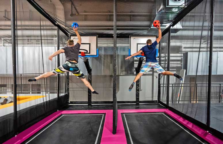 Varnostna mreža za trampolin, obrobljena s tekstilnim trakom in kovinskimi obročki, preko katerih se namesti na stebričke in vpne na jekleno pletenico. Dimenzija je odvisna od velikosti trampolina.
Varnostna mreža se uporablja kot del trampolina.