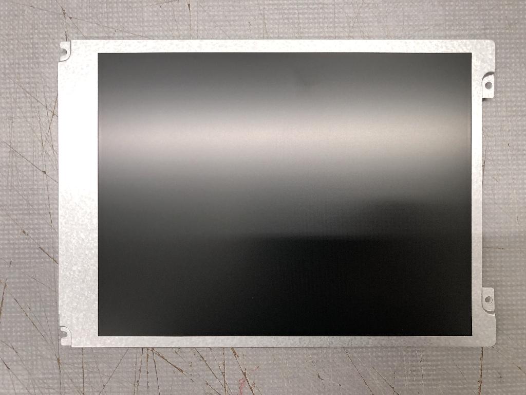 Barvni modul s tekočimi kristali (LCD) v ozkem okvirju z diagonalo 21,3 cm. Modul je sestavljen iz TFT-LCD zaslona med dvema steklenima podlagama in tiskanega vezja s krmilno elektroniko, ki preko LSIS gonilnika upravlja s slikovnimi pikami. Ozadje je osvetljeno z LED diodami. Modul ima vgrajen LVDS vmesnik in LED gonilnik in je brez naprave, ki omogoča ukaze z dotikom zaslona. Modul ni opremljen s komponentami za pretvarjanje videosignalov niti nima lastnosti izdelkov, ki se uvrščajo pod druge tarifne številke. Ločljivost je 800 x 600 slikovnih točk. Dimenzije modula so 203 x 142,5 x 8 mm. Teža je 250 g.
Modul je namenjen za vgradnjo v laserske medicinske naprave, kjer se bo uporabljal kot prikazovalnik video signalov.