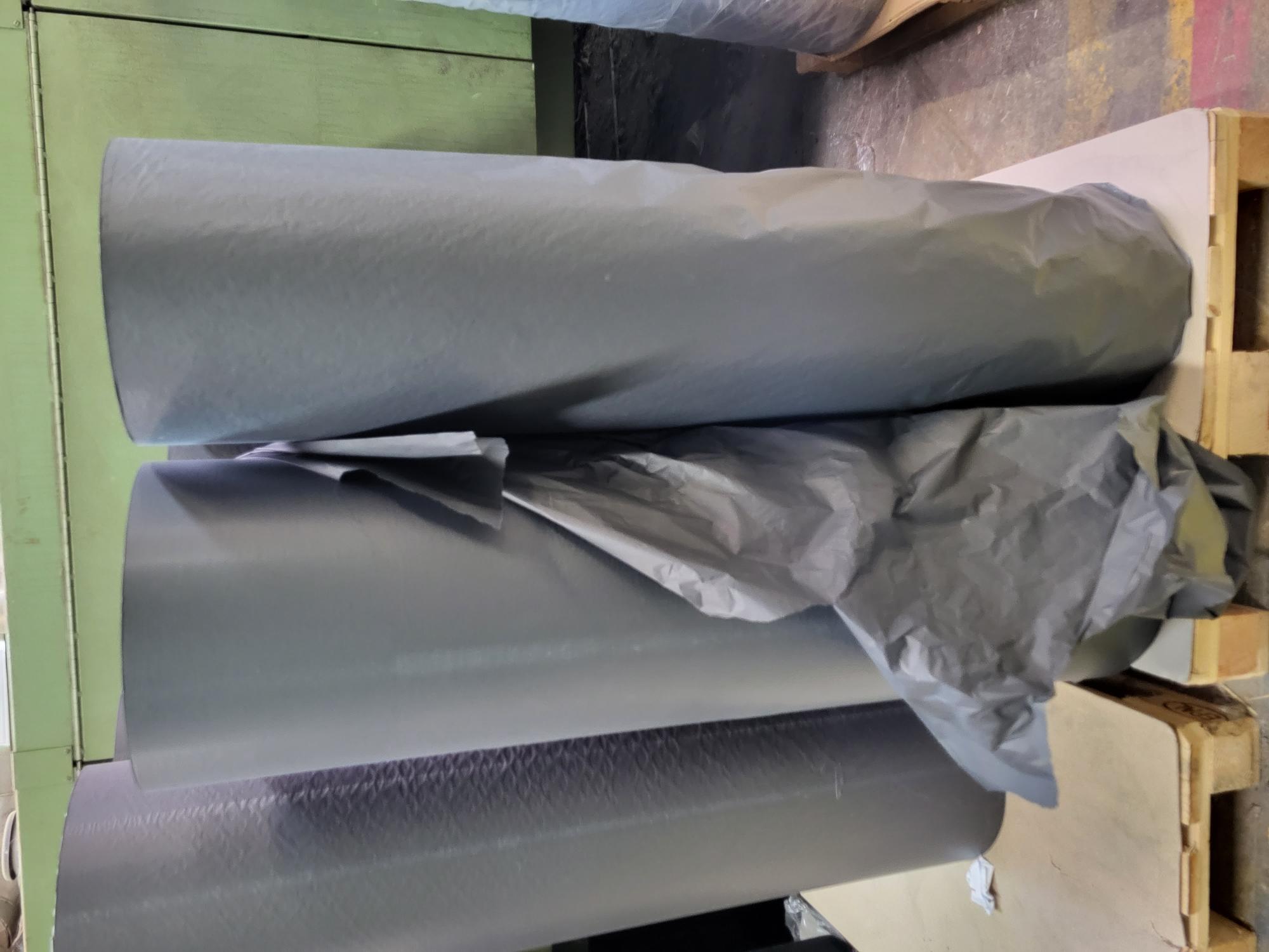 Sulfitni ovojni papir, strojno glaziran, nepremazan, črne barve, debeline 0,06 mm, gramature 35 g/m2, ki vsebuje 100 mas. % lesnih vlaken, dobljenih s sulfitnim postopkom. Papir vsebuje do 8 % pepela, razpočni indeks po Mullenu je 1,837 kPa m2/g. 

Pakiran je v zvitke, širine 150 cm.
Izdelek se uporablja kot kaširno sredstvo za mrežice.