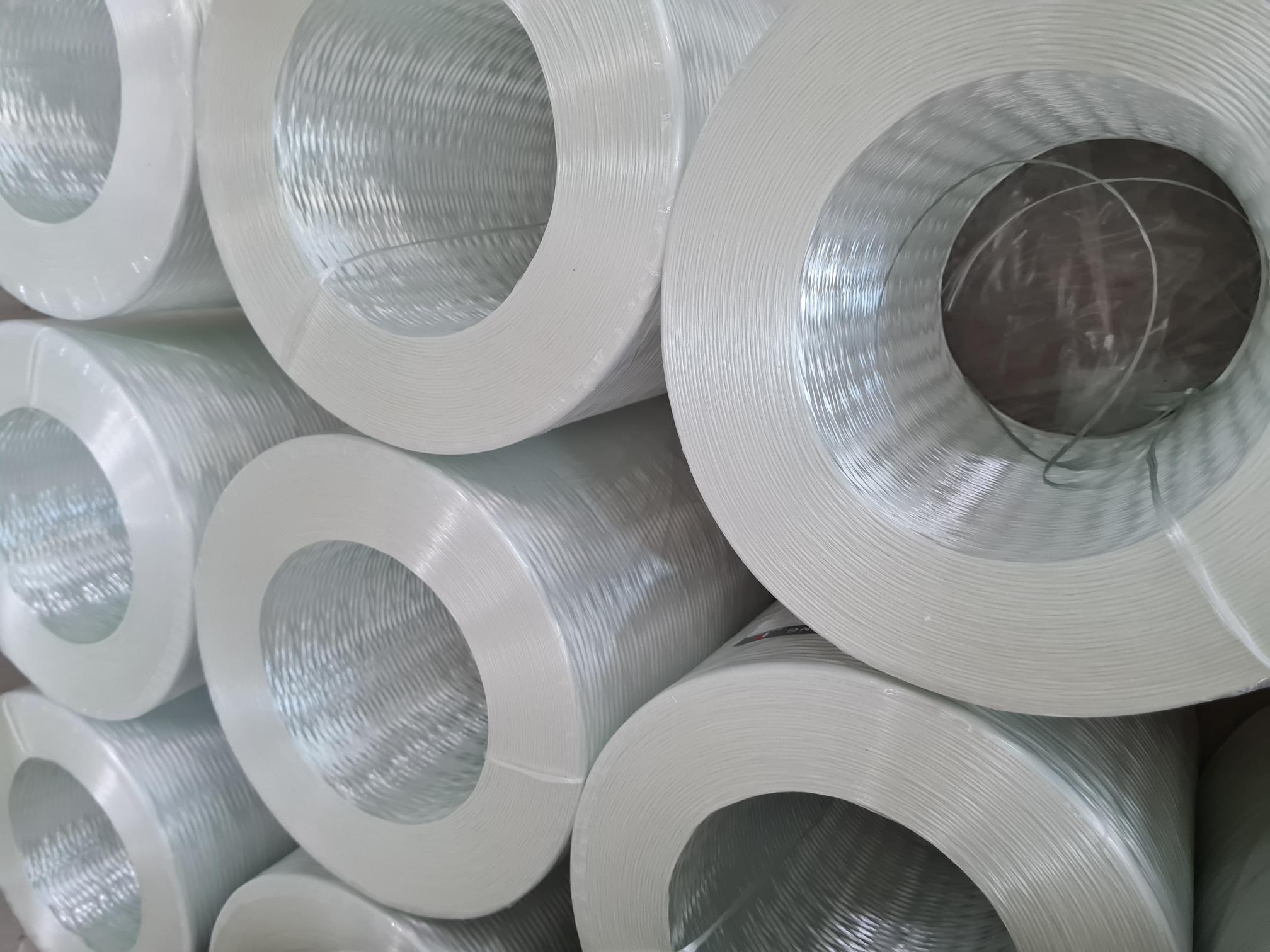 Stekleni roving, sestavljen iz več steklenih filamentov E-stekla, brez zavojev, številke 410 teksov, prevlečen s plastjo silana, z izgubo ob vžigu manj kot 3 % (0,4).
Uporablja se za izdelavo brusnih plošč, kot prečna nit (votek) pri izdelavi mrežastih tkanin.