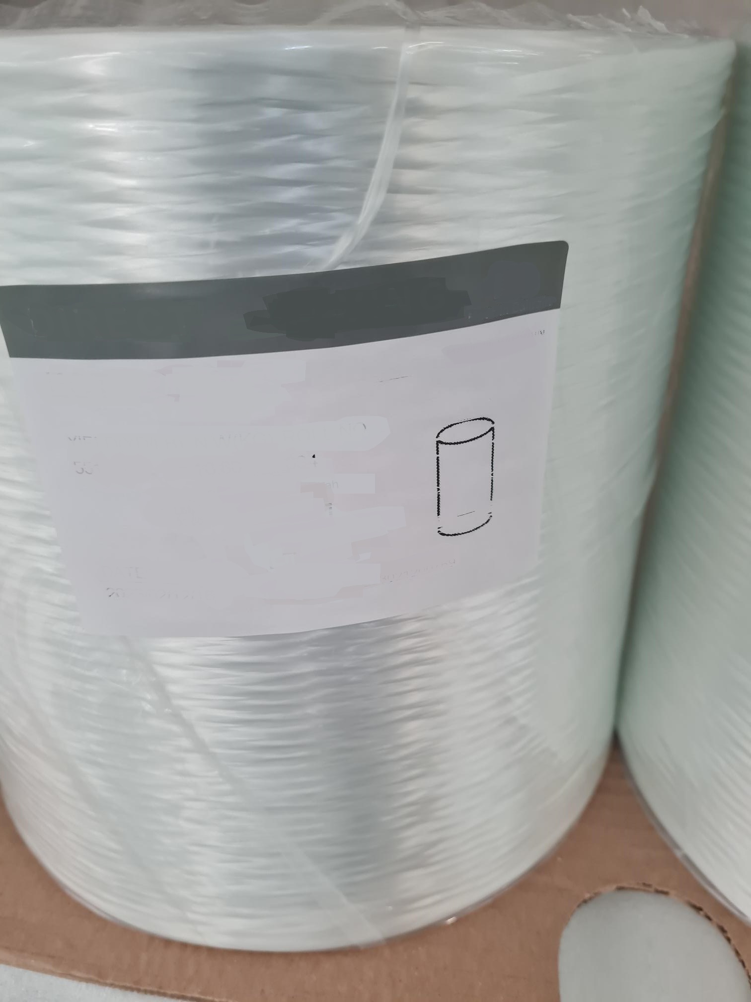 Stekleni roving, sestavljen iz več steklenih filamentov E-stekla, brez zavojev, številke 900 teksov, prevlečen s plastjo silana, z izgubo ob vžigu manj kot 3 % (0,43).
Uporablja se za izdelavo brusnih plošč, kot prečna nit (votek) pri izdelavi mrežastih tkanin.