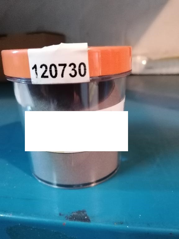 Zrna iz borovega nitrida (CAS številka 10043-11-5). Pridobiva se ga s sintranjem naravnega borovega nitrida pri velikih pritiskih in visoki temperaturi. Končni produkt je izdelek v obliki drobnih zrn, nepravilnih oblik, sivo-rjave barve. Velikost delcev je okrog 126 mikronov.
Uporabljajo se za izdelavo brusov za brušenje jeklenih materialov.
