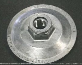 Izdelek je nosilec iz cinkove zlitine. Narejen je v obliki diska premera 94 mm. Na sredini je luknja z navojem premera 12 mm.
Nosilec opravlja funkcijo držala za orodje, ker je namenjen za pritrjevanje brusa na kotni brusilni stroj.