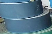 Brusni trak, izdelan iz abrazivnega materila, nanešenega na podlagi iz tkanega tekstilnega materiala. Brusni material je zelene ali modre barve. Širina traku je od 25 do 35 mm.
Uporablja se za izdelavo lamelnih brusilnih diskov.
Dobavlja se v zvitkih dolžine 100 m.