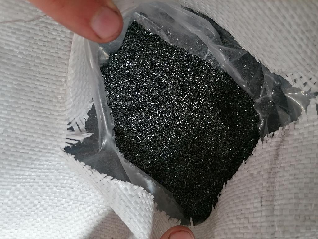 Cirkonijev korund - taljeni aluminijev oksid (Al2O3), ki vsebuje cca 25 - 40 mas.% cirkonijevega dioksida (ZrO2), v obliki zdrobljenih zrn, velikosti pod 10 mm, sivorjave  barve. Gre za zmes umetnega korunda in cikronijevega dioksida z evtektično sestavo - med taljenjem se aluminijevemu oksidu dodaja cirkonijev dioksid, ki kristalizira na kristalnih mejah med posameznimi korundnimi zrni v obliki zelo majhnih, razpršenih kristalov (s tem se poveča žilavost abrazivnega zrna in modificira način zloma zrna).
Uporablja se kot brusni material za proizvodnjo brusov in drugih abrazivnih orodij.