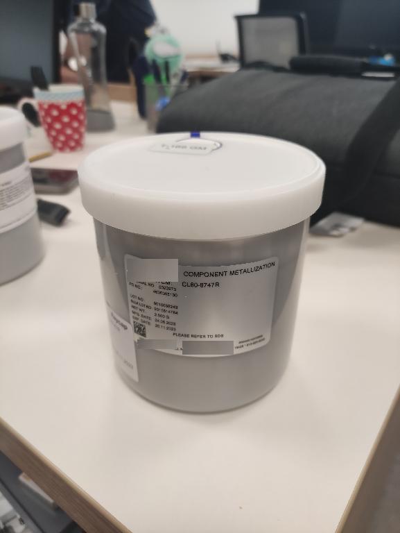 Pasta na osnovi srebra, dispergiranega v terpineolu, sive barve.
Uporablja se v pečeh za metalizacijo in se žge pri temperaturi 600 °C. Nanaša se na varistorsko keramiko. Omogoča spajkljivost in električno prevodnost.
Pakirano v plastične posode po 2,5 kg.