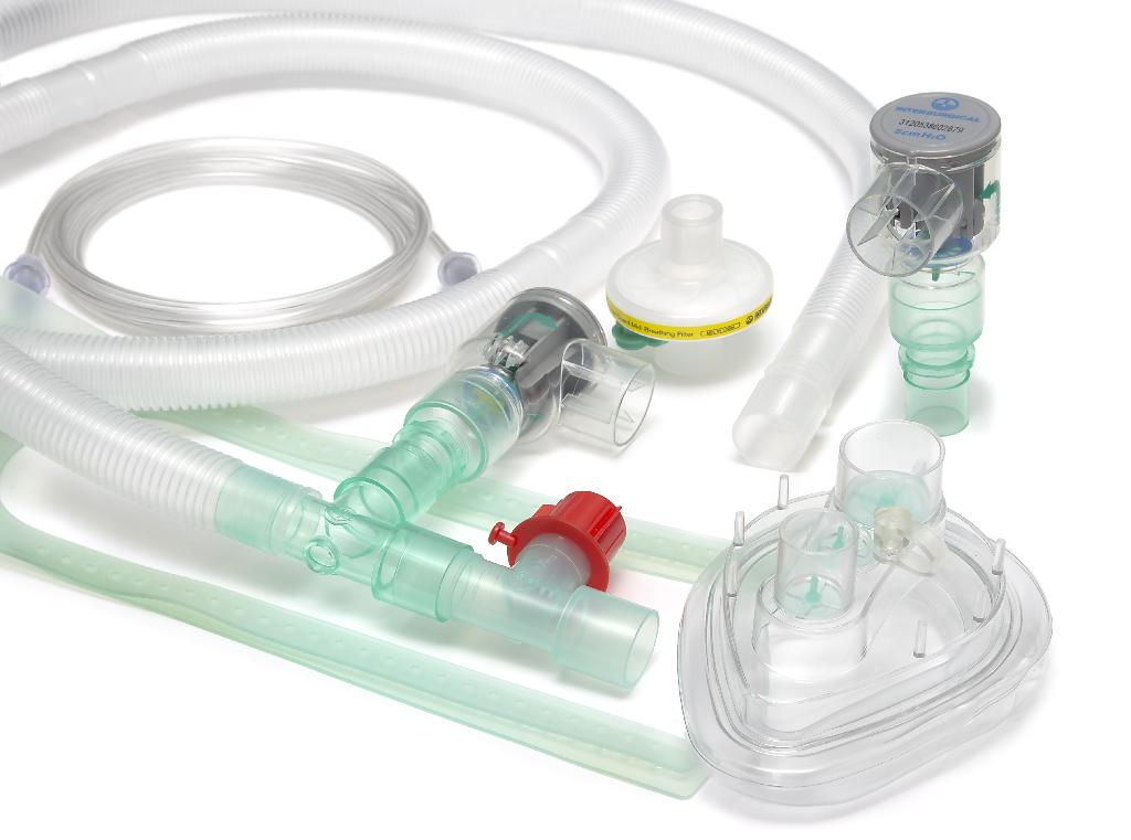 Medicinski pripomoček v obliki kompleta sestavljenega iz:
•	obrazne maske z dvema priključkoma za neinvazivno ventilacijo, iz plastične mase s trakovi, za namestitev na glavo,
•	dveh 'T' plastičnih priključkov,
•	dveh PEEP ventilov (5 in 20 cm H2O),
•	rebraste cevi iz plastične mase s priključki (premera 22 mm, dolžine 2 m),
•	filtrom za zrak in,
•	cevi iz plastične mase s priključkom (dolžine 2 m; za vzorčenje in nadzor). 

Bistveni del kompleta predstavlja obrazna maska.

Uporablja se kot pribor dihalnega aparata.
Skupaj se sestavijo v sistem za izvajanje umetnega dihanja z neprekinjenim pozitivnim tlakom v dihalnih poteh t.i. CPAP (continuous positive airway pressure). Izdelek se uporablja izključno z dihalnim aparatom za izvajanje CPAP terapije in ne z napravo za anestezijo.
Komplet je pakiran skupaj nesterilno.