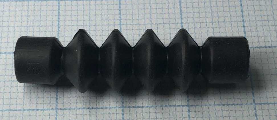 Tesnilo iz sintetičnega kavčuka (EPDM) v obliki votlega rebrastega izdelka, z največjo dolžino 37 mm in premerom 7 mm, črne barve.
Uporablja se v avtomobilski industriji na bovden potegu za zaščito pred vlago in prahom.