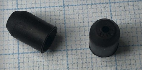 Tesnilo iz sintetičnega kavčuka (CR) v obliki votlega izdelka, z dolžino 9,15 mm in premerom 6 mm, črne barve.
Uporablja se v avtomobilski industriji za zaščito bovdena pred prahom in vlago.