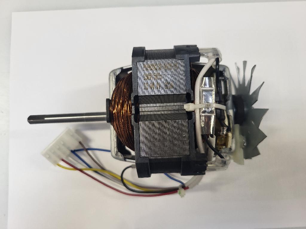 Enofazni elektromotor na izmenični tok, brez ohišja, sestavljen iz rotorja in statorja, z zunanjimi merami 80 x 80 mm. Na osi rotorja je na enem koncu tekač ventilatorja, ki služi za hlajenje navitja in na drugem koncu je os ploščato odbrušena v dolžini 14 mm. Nazivna napetost je od 220 do 240 V, frekvenca 50 ali 60 Hz in moč 600 W in hitrost vrtenja 12.000 obratov na minuto.
Uporablja se za vgradnjo v gospodinjske aparate.