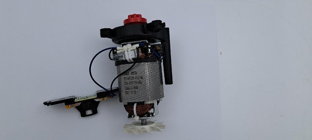Enofazni elektromotor na izmenični tok, brez ohišja, sestavljen iz rotorja in statorja, z zunanjim premerom 97,8 mm. Na osi rotorja je na enem koncu tekač ventilatorja, ki služi za hlajenje navitja in na drugem koncu plastična pogonska sklopka. Nazivna napetost je 230 V, frekvenca 50 Hz, moč 320 W in hitrost vrtenja 14.000 obratov na minuto.
Uporablja se za vgradnjo v gospodinjske aparate.
