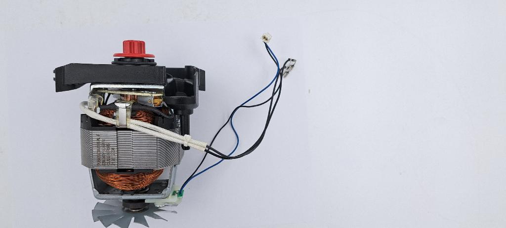 Enofazni elektromotor na izmenični tok, brez ohišja, sestavljen iz rotorja in statorja, z zunanjim premerom 119,5 mm. Na osi rotorja je na enem koncu tekač ventilatorja, ki služi za hlajenje navitja in na drugem koncu plastična pogonska sklopka. Nazivna napetost je 230 V, frekvenca 50 Hz, moč 900 W in hitrost vrtenja 9 000 obratov na minuto.
Uporablja se za vgradnjo v gospodinjske aparate.