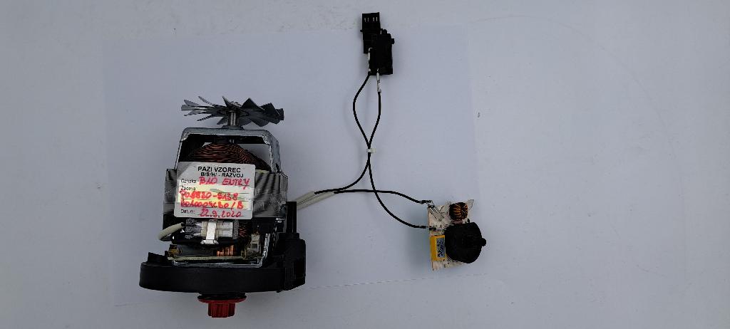 Enofazni elektromotor na izmenični tok brez ohišja, sestavljen iz rotorja in statorja, z zunanjim premerom 119,5 mm. Na osi rotorja je na enem koncu tekač ventilatorja, ki služi za hlajenje navitja in na drugem koncu plastična pogonska sklopka. Nazivna napetost je 230 V, frekvenca 50 Hz, moč 900 W in hitrost vrtenja 9 000 obratov na minuto.
Uporablja se za vgradnjo v gospodinjske aparate.