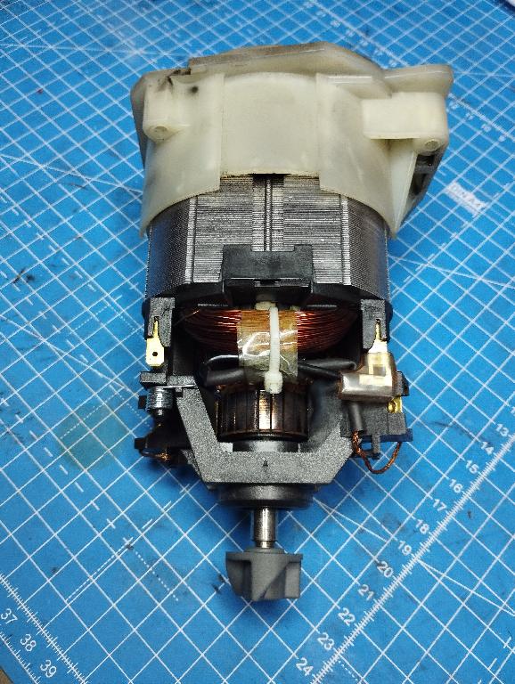 Enofazni elektromotor na izmenični tok, brez ohišja, sestavljen iz rotorja in statorja, z zunanjimi merami približno 82 x 71 mm. Na osi rotorja je na enem koncu tekač ventilatorja, ki služi za hlajenje navitja in na drugem koncu plastična sklopka. Nazivna napetost je od 220 do 240 V, frekvenca 50 Hz, moč 400 W in hitrost vrtenja 8 000 obratov na minuto.
Uporablja se za vgradnjo v gospodinjske aparate.