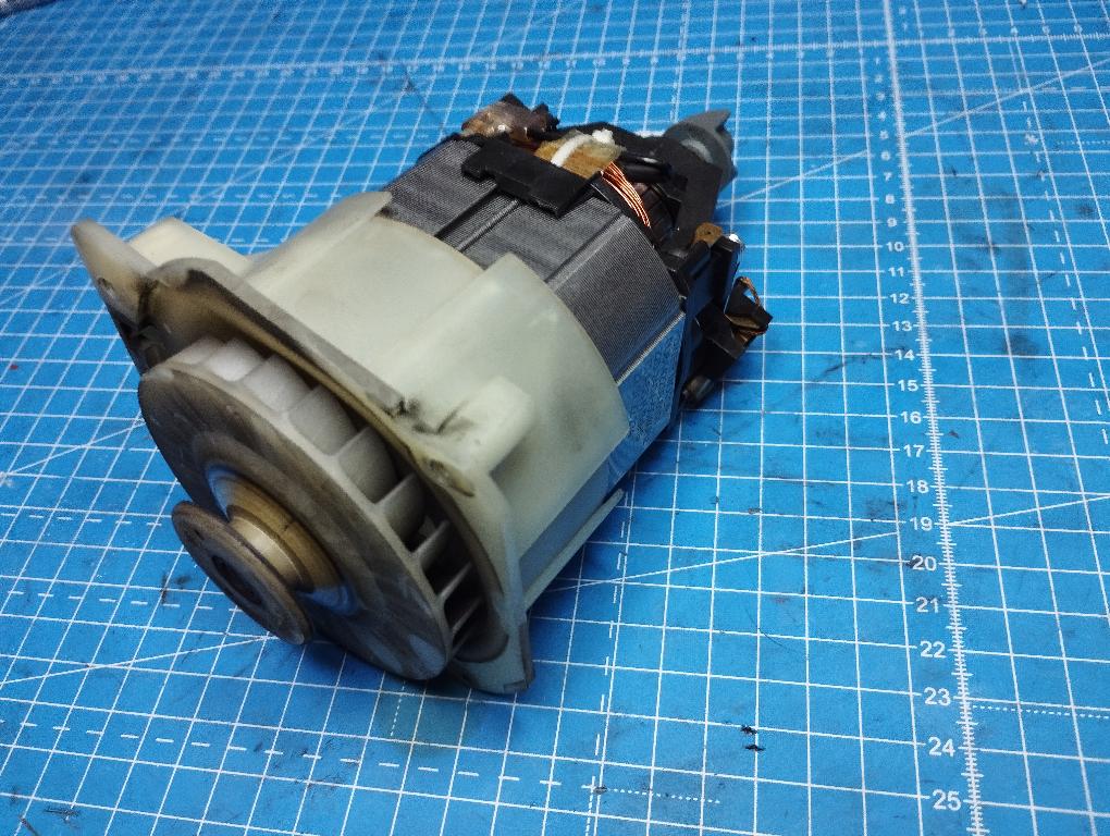 Enofazni elektromotor na izmenični tok, brez ohišja, sestavljen iz rotorja in statorja, z zunanjimi merami 71 x 82 mm. Na osi rotorja je na enem koncu tekač ventilatorja, ki služi za hlajenje navitja, in na drugem koncu plastična pogonska sklopka. Nazivna napetost je 120 V, frekvenca 60 Hz, moč 400 W in hitrost vrtenja 12.000 obratov na minuto.
Uporablja se za vgradnjo v gospodinjske aparate.