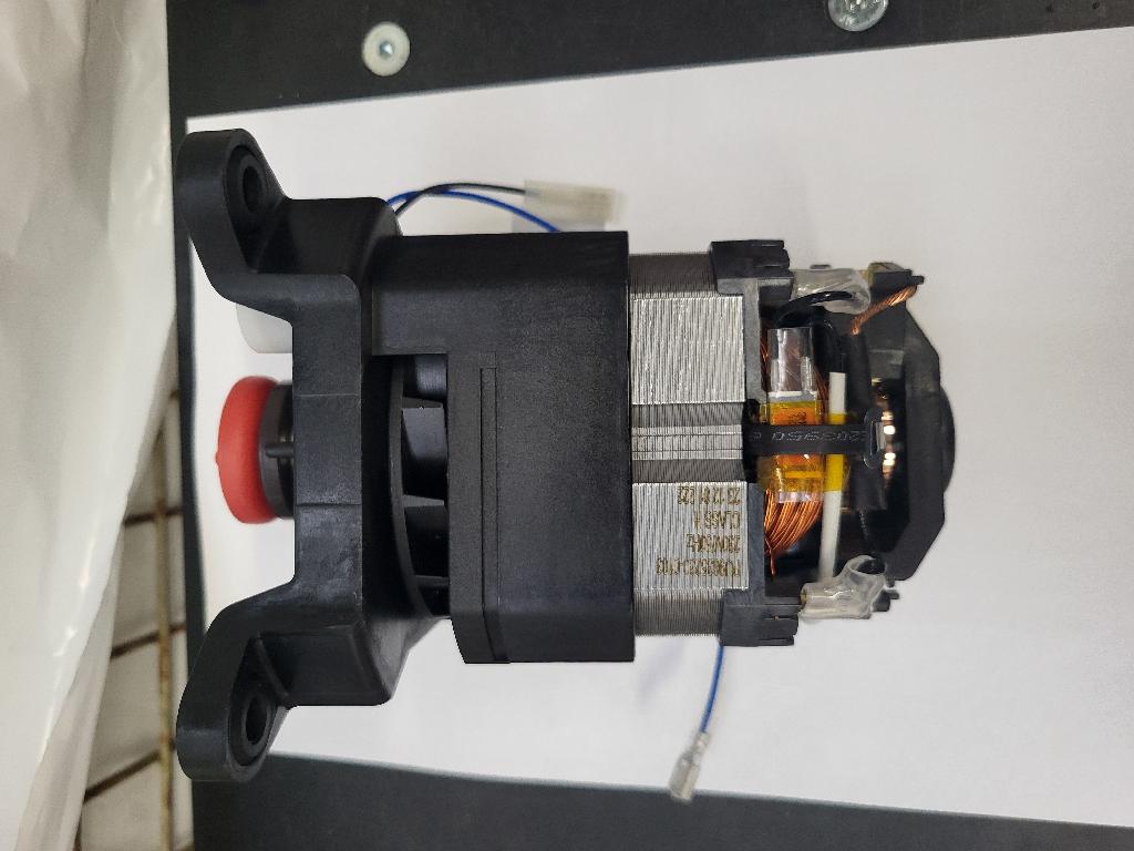 Enofazni elektromotor na izmenični tok, brez ohišja, sestavljen iz rotorja in statorja, z zunanjim premerom 106 mm. Na osi rotorja je na enem koncu plastična pogonska sklopka. Nazivna napetost je od 220 do 240 V, frekvenca 50 ali 60 Hz, moč 800 W in hitrost vrtenja 12.000 obratov na minuto.
Uporablja se za vgradnjo v gospodinjske aparate.