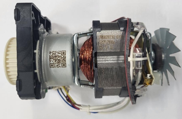 Elektromotor na enofazni izmenični tok s komutatorjem, z nazivno napetostjo 230 V, frekvenco 50 Hz, izhodno močjo 350 W in nazivno hitrostjo vrtenja 600 obr./min. Elektromotor mase 1,8 kg, brez ohišja, z največjim zunanjim premerom 82 mm je sestavljen iz rotorja in statorja. Na osi rotorja je na enem koncu tekač ventilatorja, ki služi za hlajenje navitja, na drugem koncu pa z zobniški prenos.
Uporablja se za vgradnjo v gospodinjske aparate.