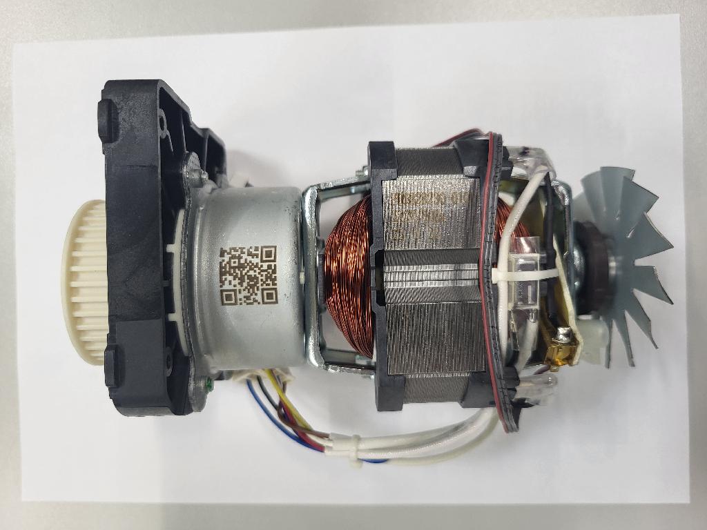 Elektromotor na enofazni izmenični tok s komutatorjem, z nazivno napetostjo 230 V, frekvenco 50 Hz, izhodno močjo 350 W in nazivno hitrostjo vrtenja 600 obr./min. Elektromotor mase 1,8 kg, brez ohišja, z največjim zunanjim premerom 101,69 mm je sestavljen iz rotorja in statorja. Na osi rotorja je na enem koncu tekač ventilatorja, ki služi za hlajenje navitja, na drugem koncu pa zobniški prenos.
Uporablja se za vgradnjo v gospodinjske aparate.