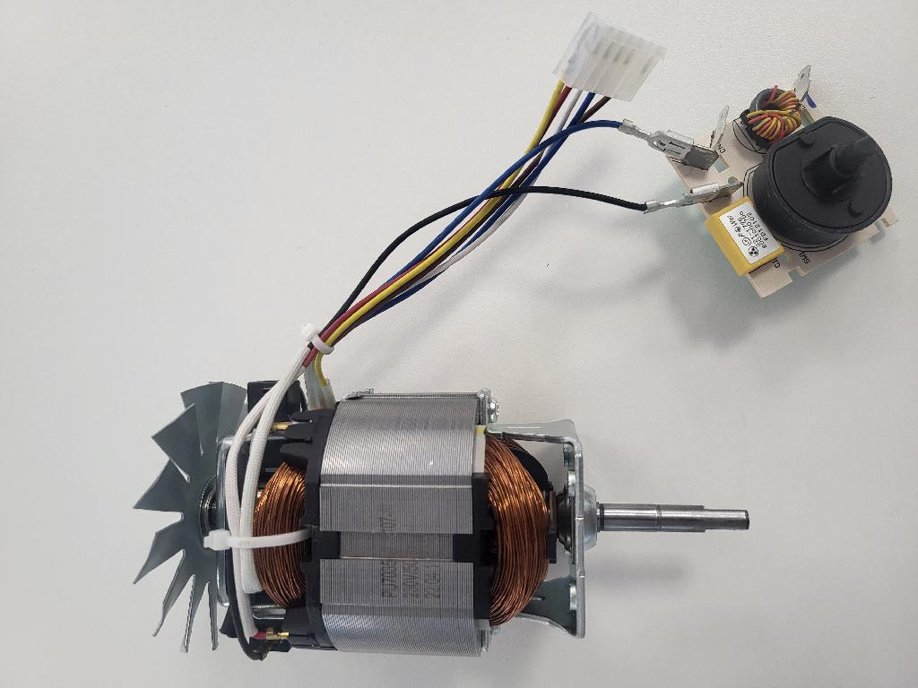 Elektromotor na enofazni izmenični tok s komutatorjem, z nazivno napetostjo 220 – 240 V, frekvenco 50/60 Hz, izhodno močjo 350 W in nazivno hitrostjo 10 500 obr./min. Elektromotor brez ohišja, z največjim zunanjim premerom 67 mm je sestavljen iz rotorja in statorja. Na osi rotorja je na enem koncu opremljen s tekačem ventilatorja, ki služi za hlajenje navitja.
Uporablja se za vgradnjo v gospodinjske aparate.