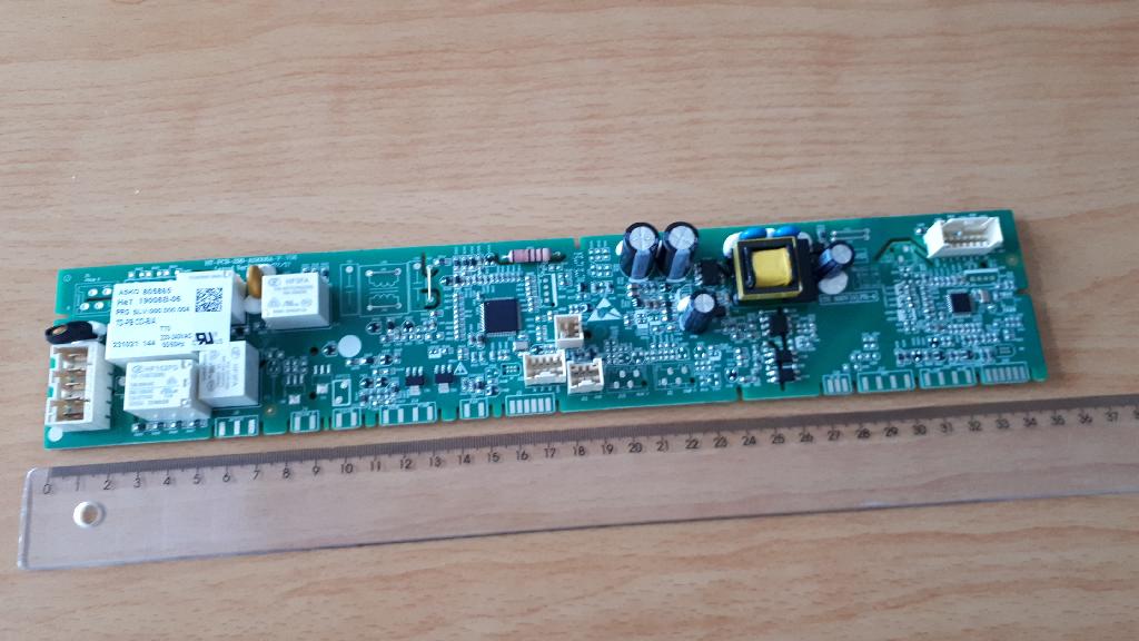 Krmilnik s funkcijo usmerjanja električnega toka v obliki tiskanega vezja, velikosti približno 350 x 65 mm. Vsebuje integrirana vezja, dušilko, kondenzator, več relejev in konektorjv. Vgrajen ima procesor, ki služi za pravilno napajanje in delovanje. Uvrstitev pod tarifno podštevilko HS 8504 40 ni mogoča, ker izdelek ni statični pretvornik električne energije.
Uporablja se za krmiljenje gospodinjskega sušilnega stroja.