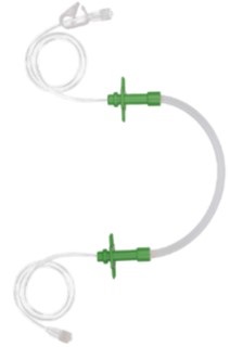 Infuzijski sistem v celoti izdelan iz plastične mase. Sestavljen je iz prozorne gibke cevi (zunanji premer 3,6 mm in notranji premer 2,0 mm), ki ima na obeh koncih luer konektor s pokrovčkom. Na cevi je nameščen en stišček namenjen za začasno prekinitev pretoka tekočine. Na sredini cevi se nahaja cevni segment s konektorjema, ki se vstavi v mehanizem infuzijske črpalke.

Skupna dolžina izdelka je 300 cm.
Uporablja se kot medicinski pripomoček za vnos zdravil in infuzijskih tekočin v veno bolnika s pomočjo infuzijske črpalke.
Izdelek je sterilno pakiran po en kos v plastično embalažo.