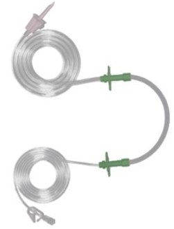 Infuzijski sistem v celoti izdelan iz plastične mase. Sestavljen je iz prozorne gibke cevi (premera 4.8 x 6.8 mm - 2.0 x 3.6 mm), ki ima na enem koncu luer konektor s pokrovčkom in na drugem prebodno konico. Na cevi je nameščen en stišček namenjen za začasno prekinitev pretoka tekočine. Na sredini cevi se nahaja cevni segment s konektorjema, ki se vstavi v mehanizem infuzijske črpalke.

Skupna dolžina izdelka je 310 cm.
Uporablja se kot medicinski pripomoček za vnos zdravil in infuzijskih tekočin v veno bolnika s pomočjo infuzijske črpalke.
Izdelek je sterilno pakiran po en kos v plastično embalažo.