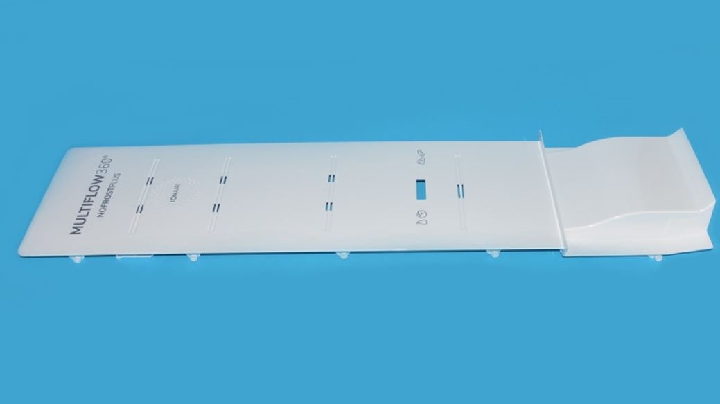 Usmernik zraka pravokotne oblike, dimenzij cca. 157 x 74 mm, izdelan iz plastične mase. Na površini ima izrezanih več odprtin, ki služijo za usmerjanje in porazdelitev hladnega zraka po notranjosti hladilno-zamrzovalnega aparata. Po vgradnji predstavlja zadnjo notranjo steno v hladilnem prostoru, zato je prepoznaven kot specializirani del hladilno-zamrzovalnega aparata.
Uporablja se za vgradnjo v hladilno-zamrzovalne aparate za gospodinjstvo.