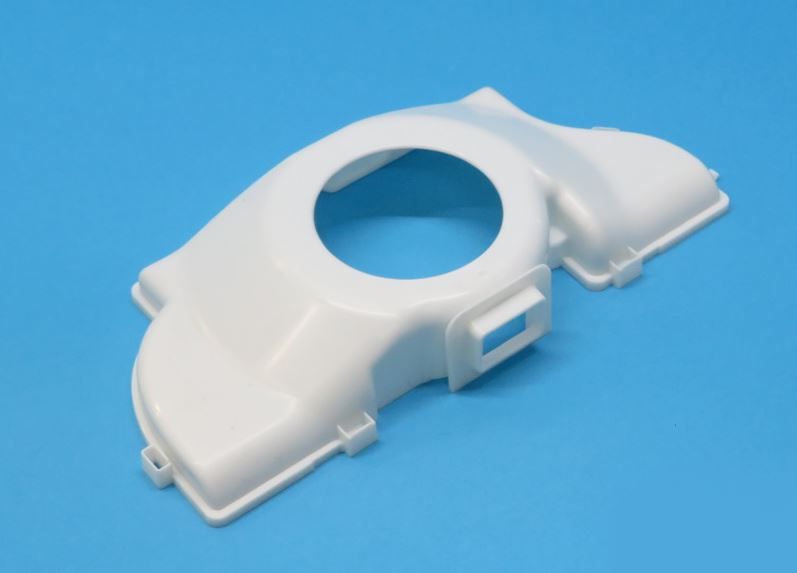 Komora usmernika zraka je nepravilne trapezaste oblike z dimenzijami 348 x 239,9 mm. V srednjem delu ima vstopno luknjo s premerom 93 mm in na vrhu pravokotno izstopno odprtino za zrak. Narejena je iz plastične mase. Komora predstavlja sprednji del ohišja ventilatorja, ki je vgrajen na spodnjem delu hladilno-zamrzovalnega aparata.
Po vgradnji se uporablja skupaj z ventilatorjem za usmerjanje hladnega zraka proti usmerniku zraka.