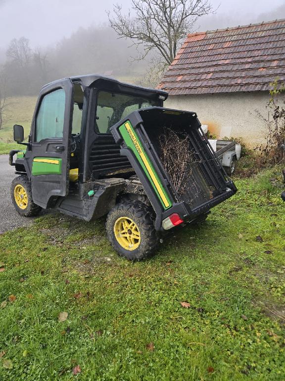 Večnamensko rabljeno štirikolesno tovorno vozilo z zaprto dvosedežno kabino in odprtim, dvižnim, tovornim prostorom. Opremljen je z pnevmatikami z globokim profilom. Dimenzije vozila (D x Š x V) znašajo 3100 x 1590 x 1985 mm. Vlečni napravi sta spredaj in zadaj. Priključiti je mogoče nezavirano priklopno vozilo teže 900 kg. Poganja ga dizelski motor s tremi cilindri prostornine 854 cm3. Največja tehnično dovoljena masa vozila je 1550 kg.
Glavni namen vozila je prevoz blaga.