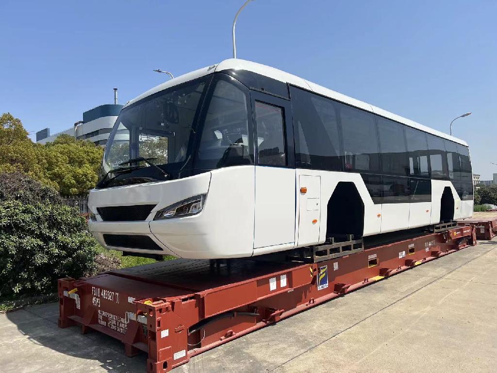 Samonosna karoserija avtobusa je opremljena s stekli, brisalci, voznikovim sedežem in sedežem za vodiča, vzvratnimi ogledali ter klimatsko napravo. V karoseriji ni motorja, menjalnika, diferenciala, prednje in zadnje osi ter sedežev za potnike.