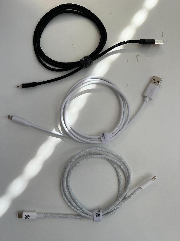 Izoliran USB kabel dolžine 1 m, iz prepletenih izoliranih žic in s konektorji USB A do USB C, USB C do USB C in USB A do micro USB.
Uporablja se za prenos podatkov med razli­čnimi vrstami naprav. Omogoča tudi njihovo polnjenje.