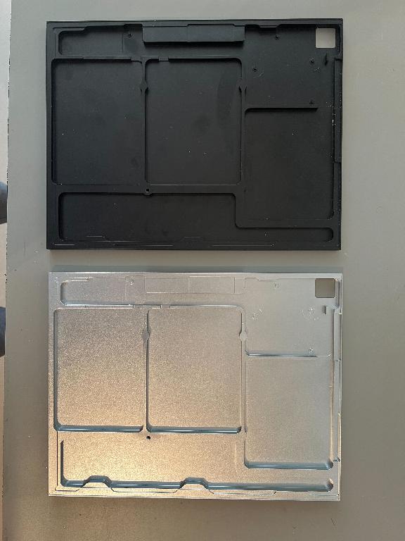 Ohišje elektronske naprave, dimenzij 296 x 229 mm, ki temelji na zaslonu s tehnologijo e-papirja. Je sive ali črne barve.
Uporablja se kot ohišje elektronske naprave iz tarifne številke 8529, in sicer se nanj pritrdijo vse ostale komponente naprave.
Narejeno je iz aluminija.