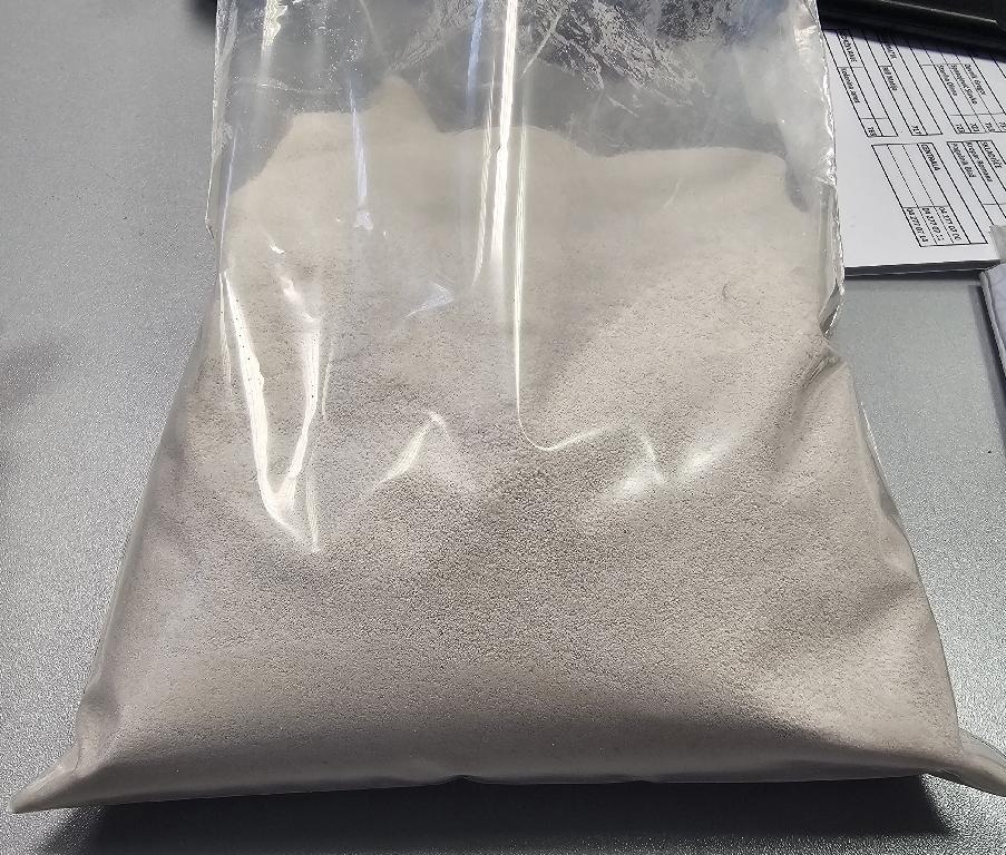 Ekspandiran perlit, proizveden s kratkim segrevanjem perlita (naravne anorganske silikatne kamnine vulkanskega izvora) na visoki temperaturi (približno 850-1100 °C). Nahaja se v obliki mikrokroglic (sferoidna zrna) porozne strukture, bež barve. 

Granulacija: 125 - 425 µm (40-120 mesh).
Namenjen je za uporabo kot surovina pri izdelavi izolacijskih oblikovancev, ki se uporabljajo pri klasičnem litju jekla v kokile.
Sestava blaga: SiO2: 68-74 mas. %, MgO: 0,3 mas. %, Al2O3: 10-13 mas. %.