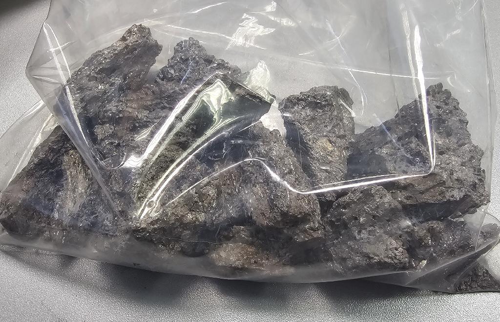 Ferozlitina ferofosfor, v kosih velikosti 10-80 mm, ki vsebuje:

-	fosfor 20-80 %
-	žveplo max 0,50 %
-	silicij max 3 %
-	ogljik max 1,5 %
-	mangan max 3,5 %
-	titan max 1,5 %
-	preostanek do 100 %: železo
Uporablja se v metalurgiji pri proizvodnji jekla in železa - kot legirni element v proizvodnji jekla in v procesu dekarbonizacije in zmanjšanja žvepla.