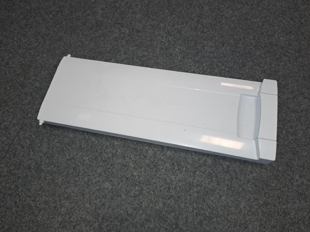 Notranja vrata hladilnika, dimenzij pribl. 46 x 16 cm. Na eni strani vrat sta dva zatiča, ki se uporabljata kot tečaja, na drugi strani pa je vdolbina z ročajem za odpiranje vrat. Na spodnjem delu vrat je tesnilo.
Uporabljajo se za zapiranje zamrzovalnega dela hladilnika za gospodinjstvo. Vrata preprečujejo temperaturne anomalije med zamrzovalnim in hladilnim delom hladilnika.
Narejena so iz plastičnih mas.