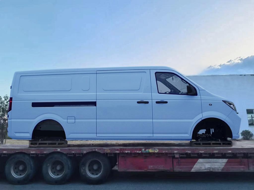 Samonosna karoserija (vključno kabina) za motorna vozila iz tarifne številke 8704, opremljena s stekli, brisalci, voznikovim sedežem in sovozniškim sedežem, vzvratnimi ogledali ter klimatsko napravo.
V karoseriji ni motorja, menjalnika, diferenciala, prednje in zadnje osi ter sedežev za potnike.